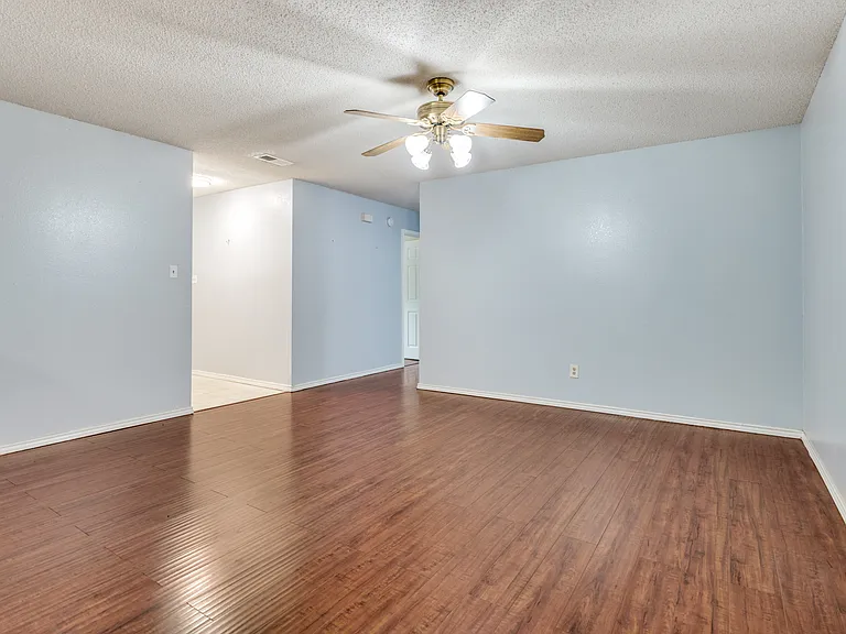 528 Lester St — Photo 12