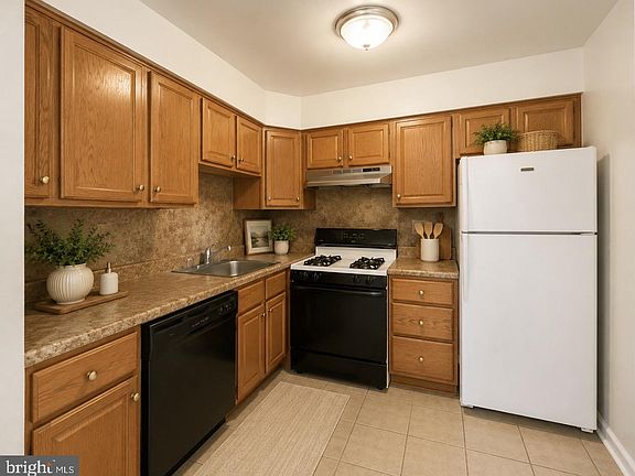 3rd image of 8828 Cottage St