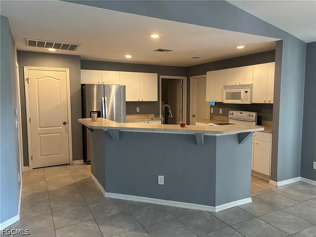 3 bed, 2.0 bath, 1408 sqft, $1,800 — Photo 2
