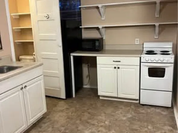 Studio, 200 sqft, $800 — Photo 3