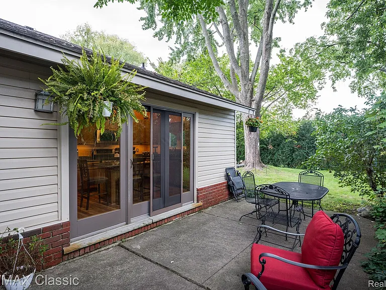 24323 Pinecrest St — Photo 27