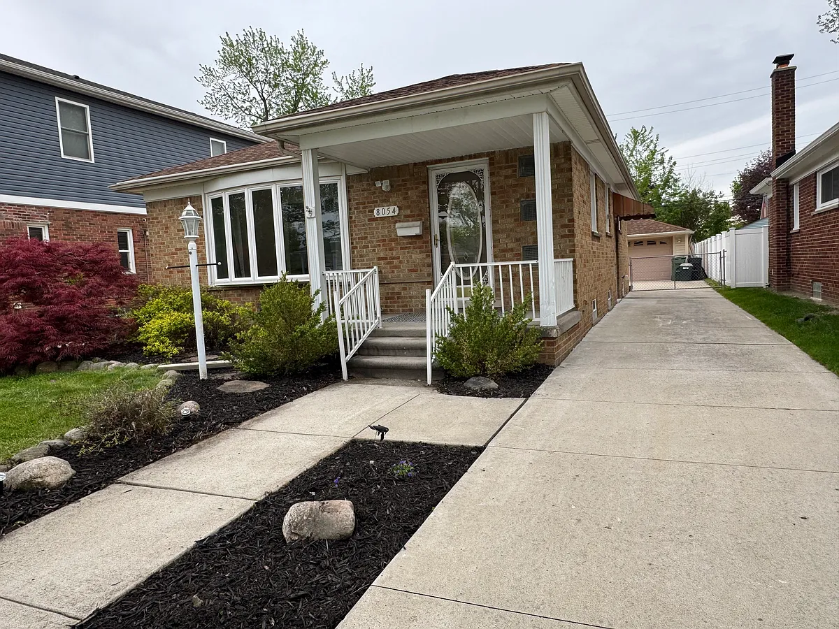 Building Photo - 8054 Robinson Ave