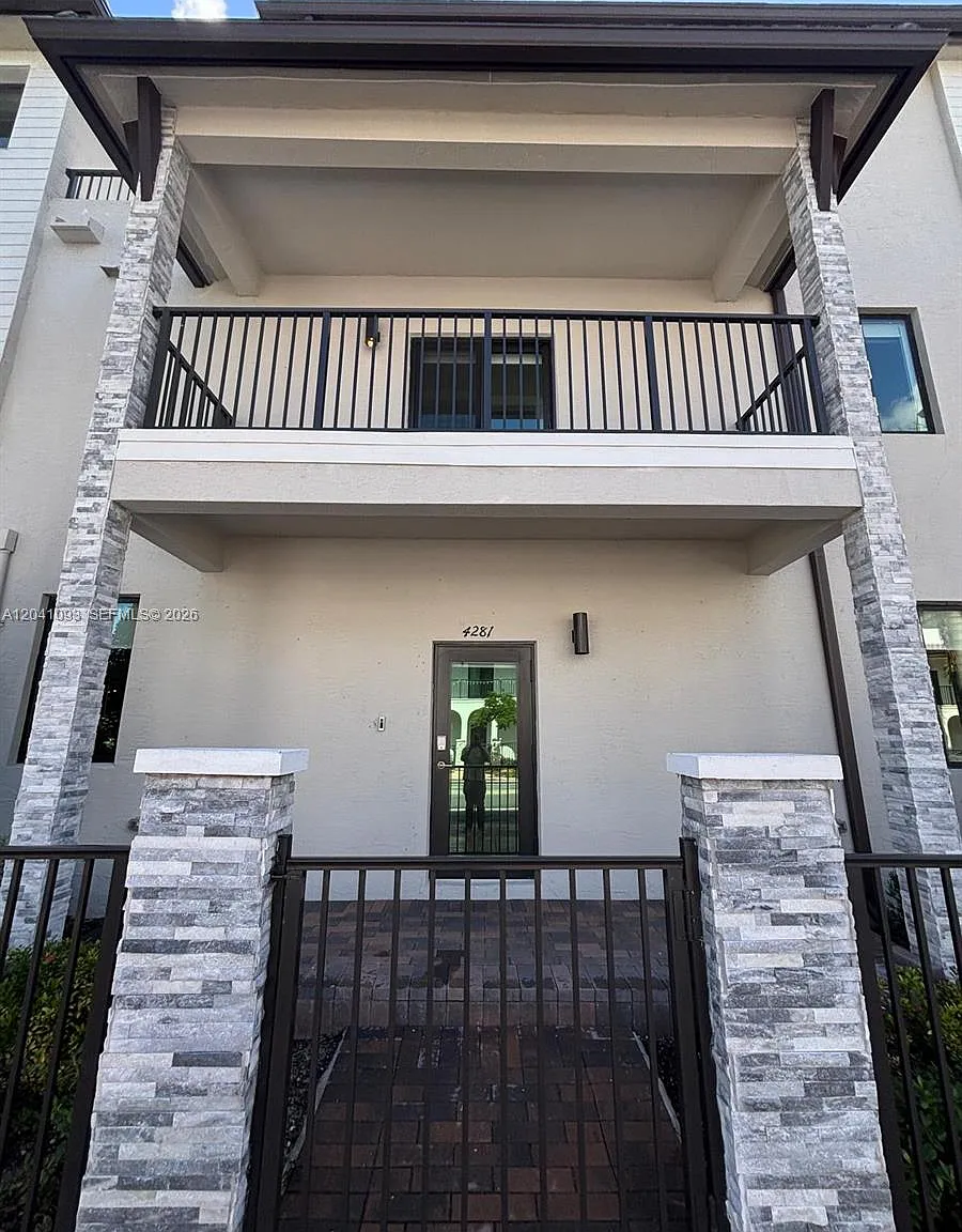 3 bed, 2.5 bath, 2070 sqft, $4,600 — Photo 4