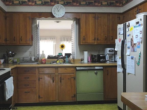 3rd image of 669 Bellaire Dr