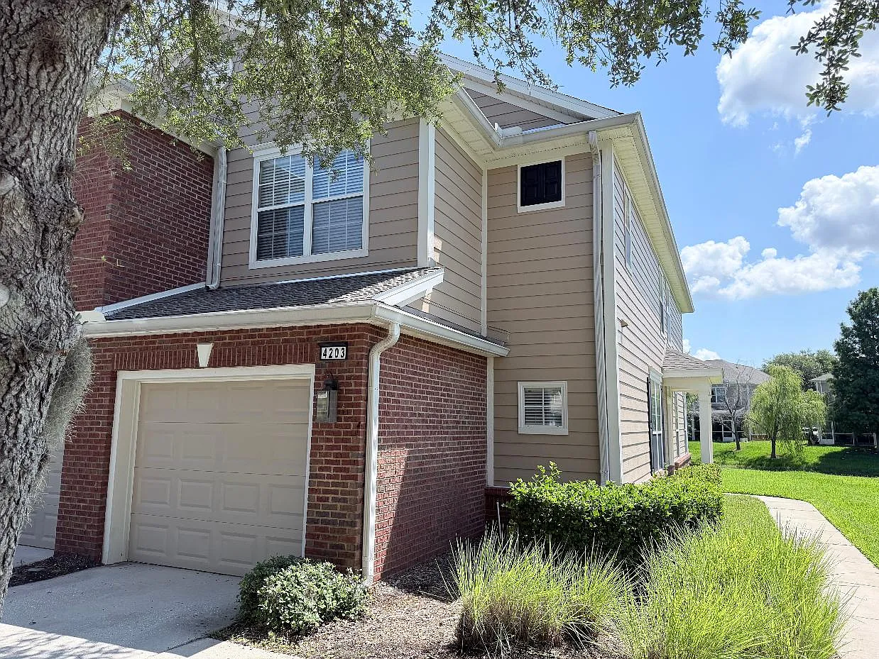 3 bed, 2.5 bath, 1704 sqft, $2,050 — Photo 2