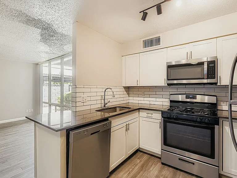 4728 N 15th St 129 - Web Quality - 006 - 10 Kitchen