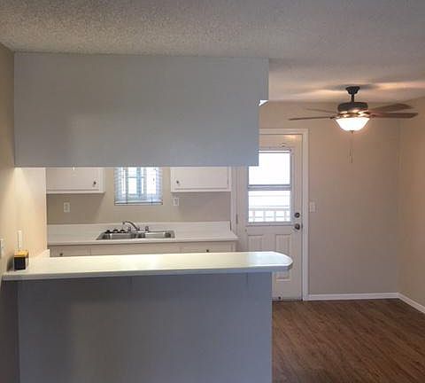 4th image of 1467 Manhattan Beach Blvd APT 4