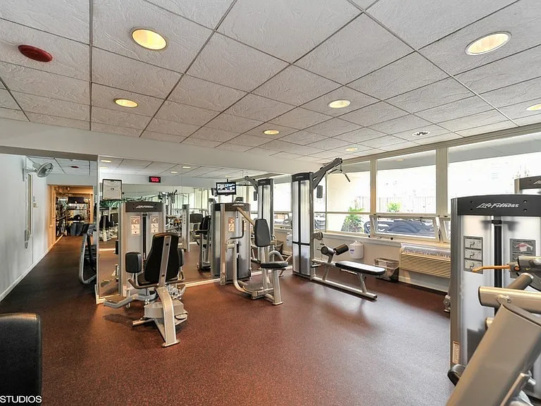 111 E Chestnut St #25F — Photo 14