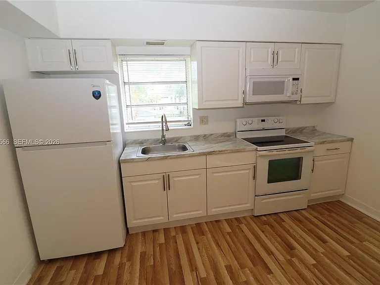 915 NE 16th Ter #5 — Photo 24