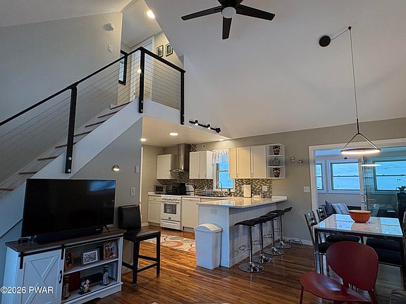 4th image of 123 Deerfoot Rd