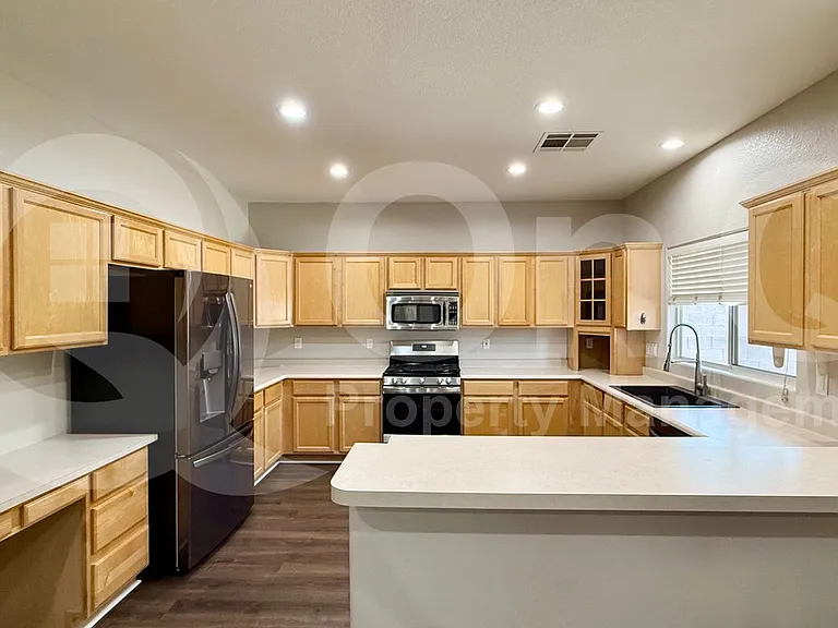 800 N Soho Pl — Photo 9