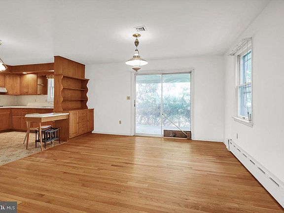 5th image of 105 Clayton Ave