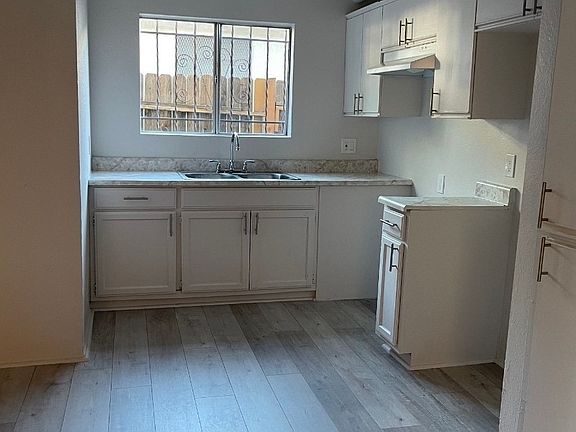 5th image of 118 E 84th Pl APT 1