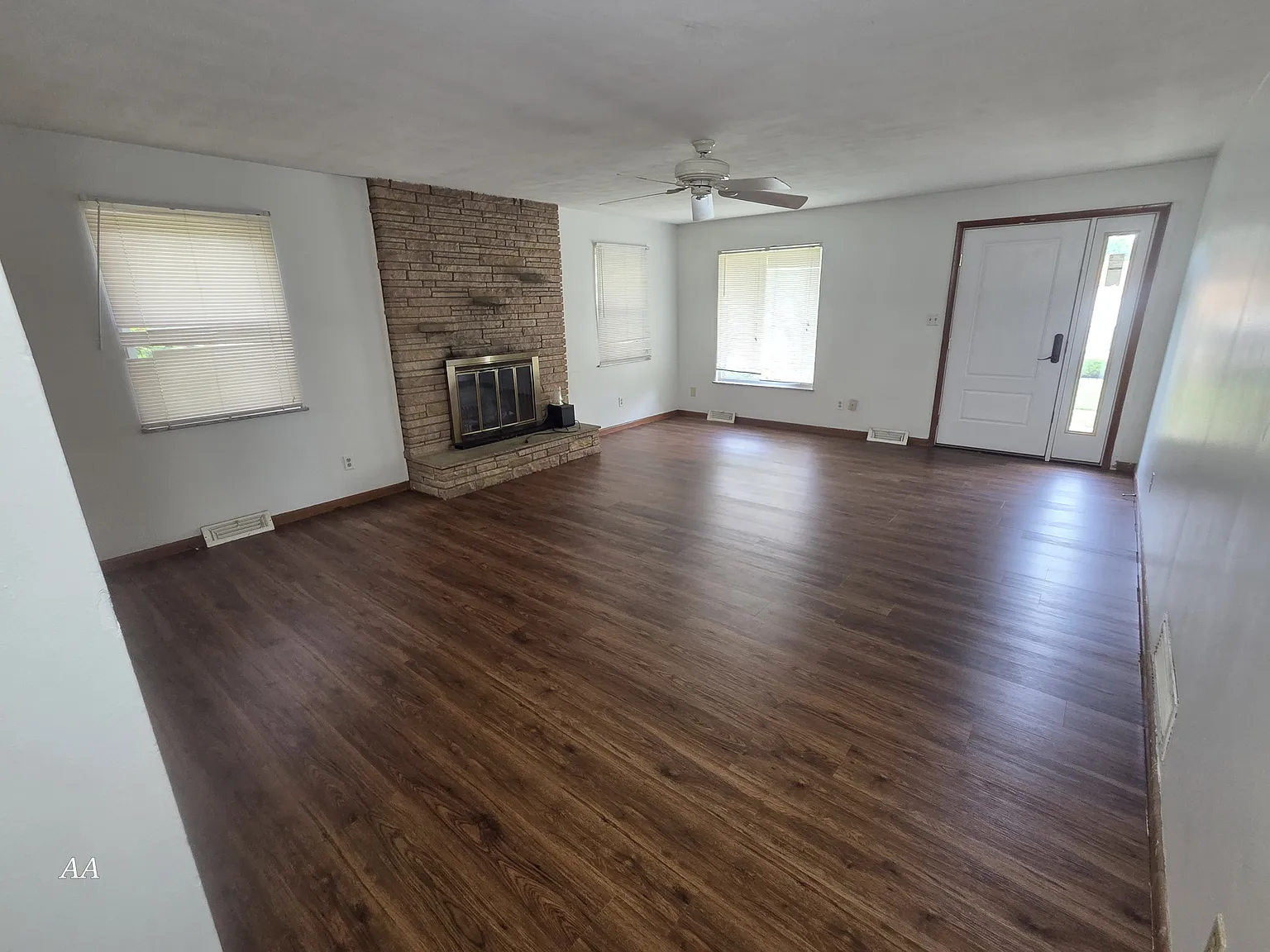 3 bed, 1.5 bath, 1279 sqft, $1,390 — Photo 2