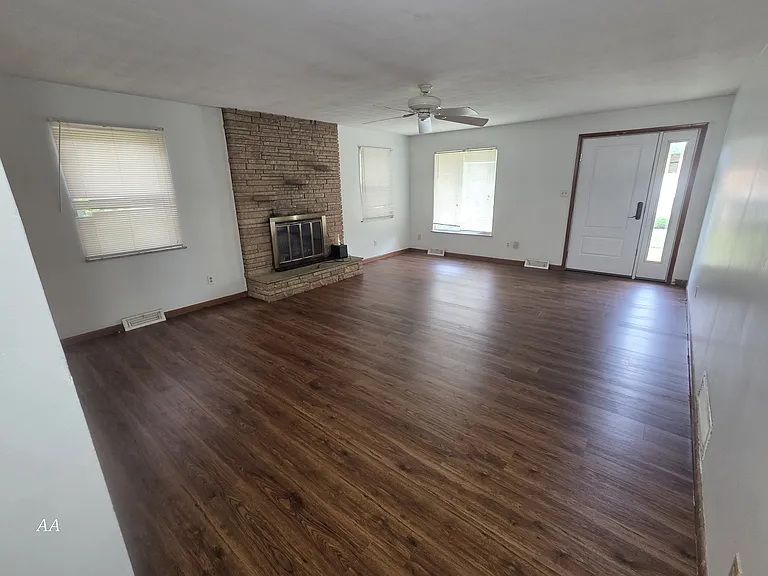 188 Waldorf Dr — Photo 2