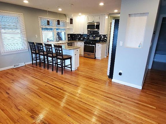 3rd image of 916 E Brockton Ave