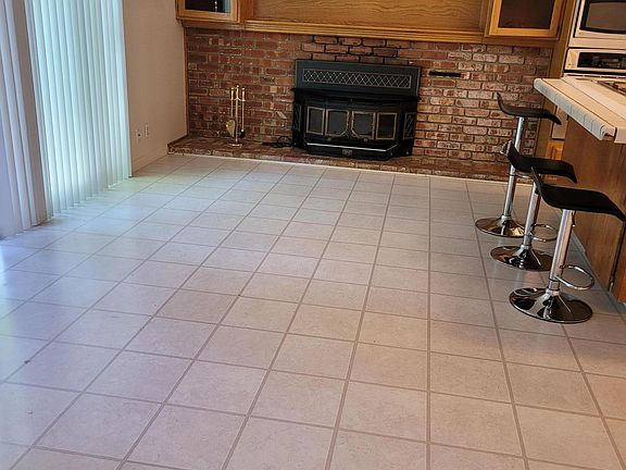 3rd image of 831 Elmira Dr