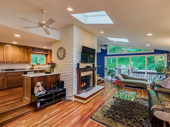 3rd image of 833 Highland Park Ct