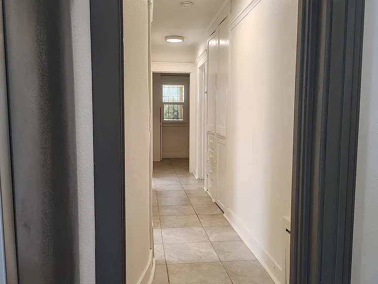 721 W 48th St #723-1/2 — Photo 5