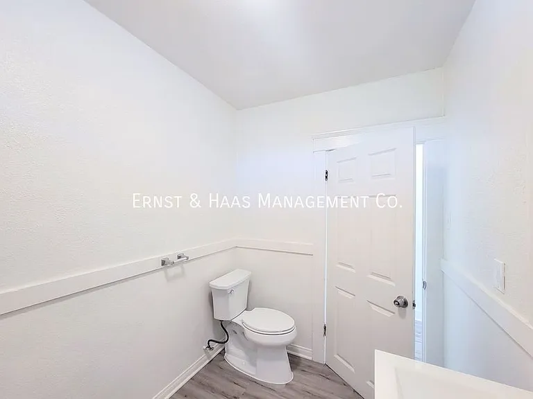 2068 Linden Ave — Photo 11