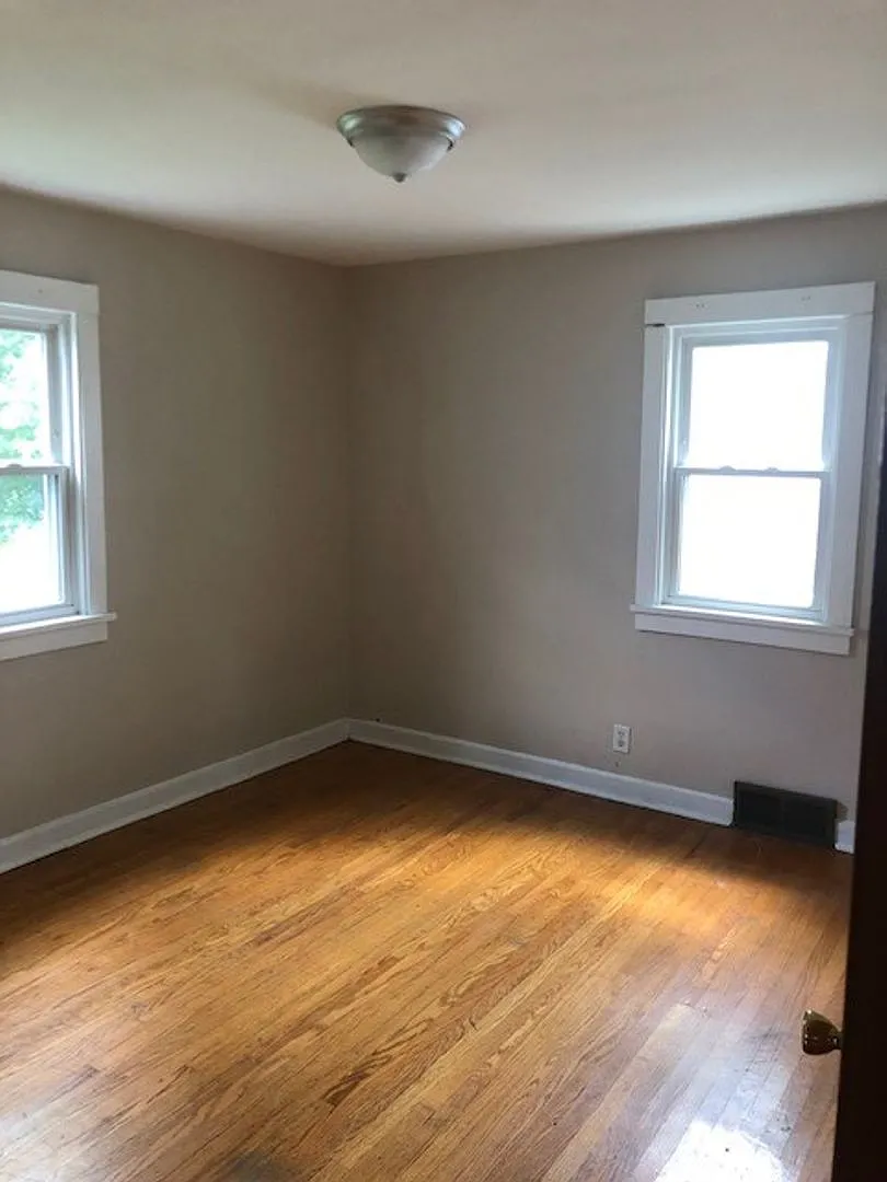 Building Photo - 2018 Maple Ave NE