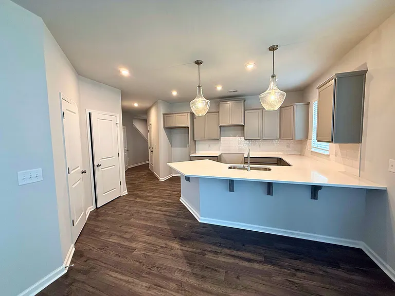144 Gervais Cir — Photo 8