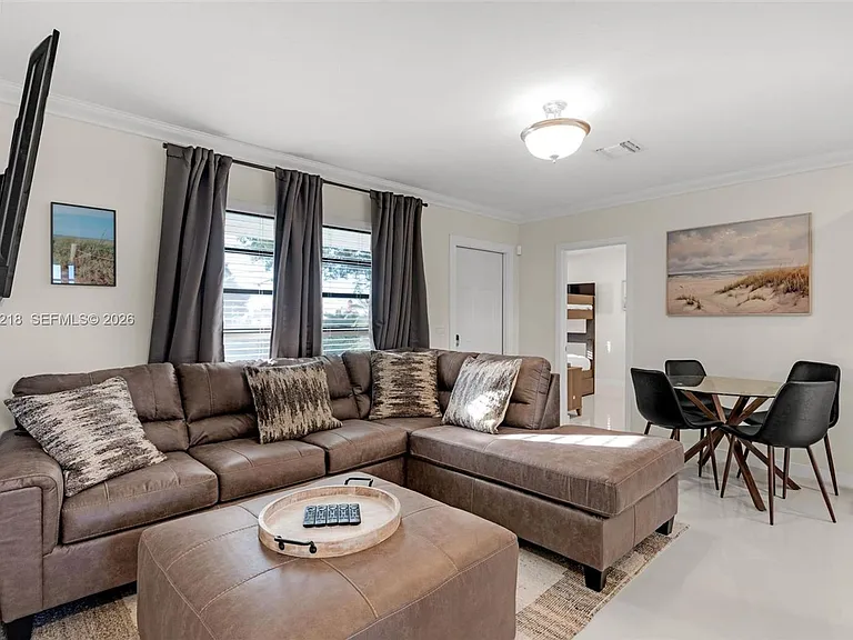 1075 NE 12th Ave #1075 — Photo 4