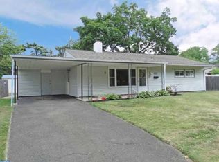 427 Magnolia Dr, Levittown, PA 19054