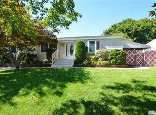 15 Stagg Ln, Commack, NY 11725