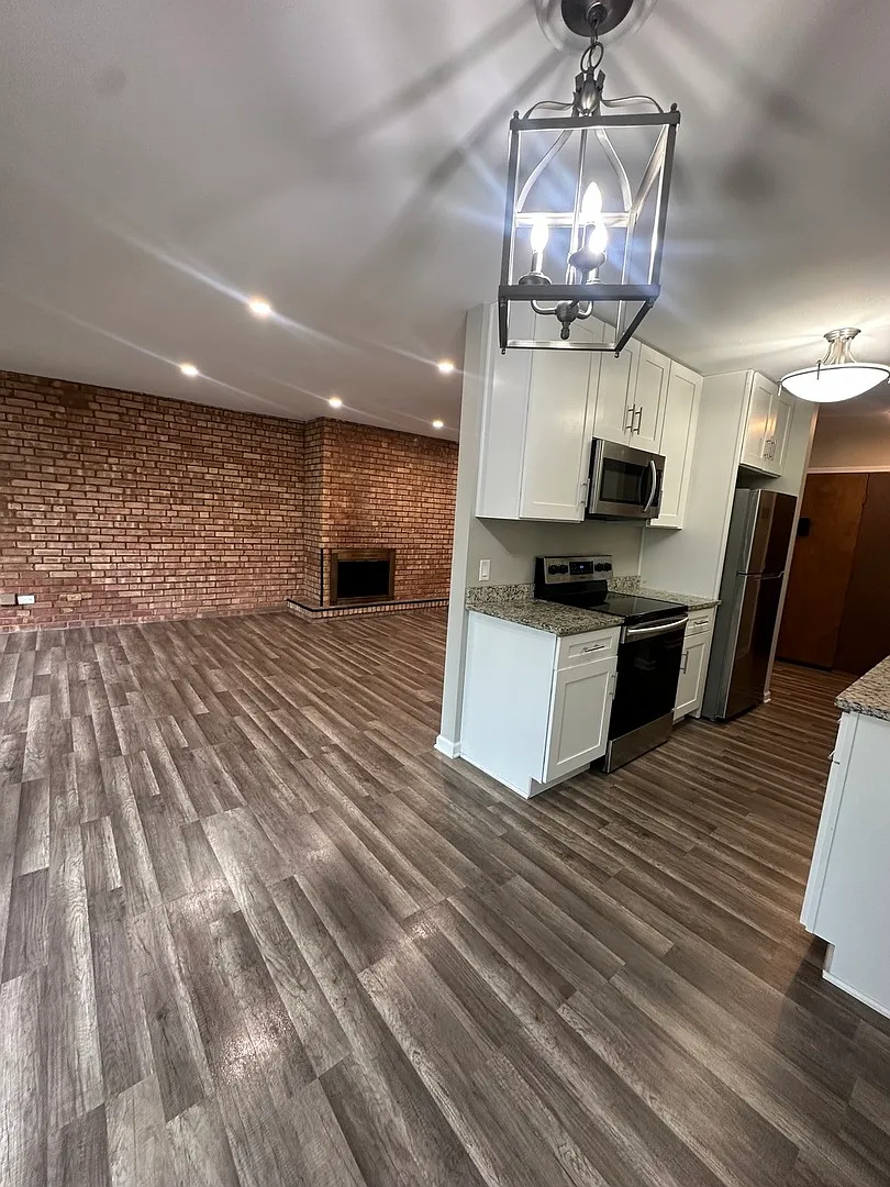 2 bed, 1.5 bath, 990 sqft, $2,400 — Photo 3
