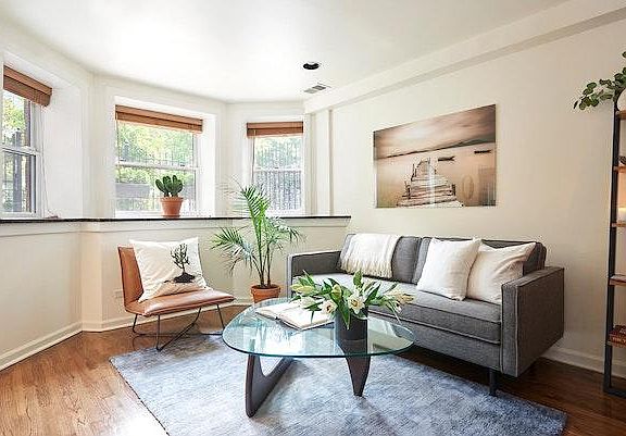 5th image of 924 N Wolcott Ave