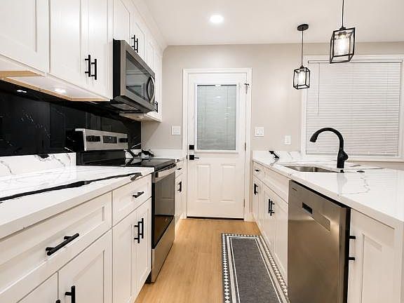 5th image of 4325 Hayes St NE