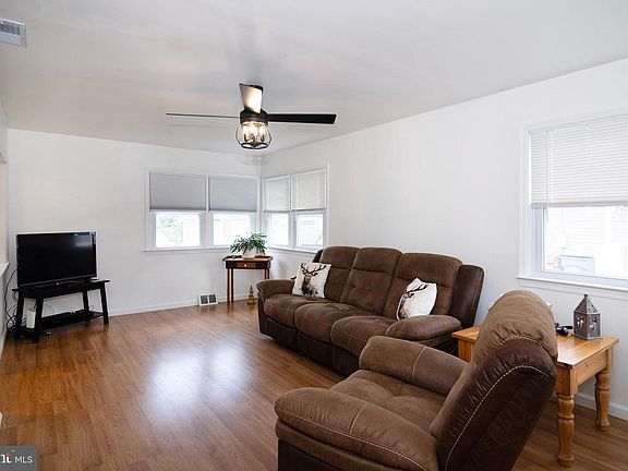 3rd image of 118 Franklin St