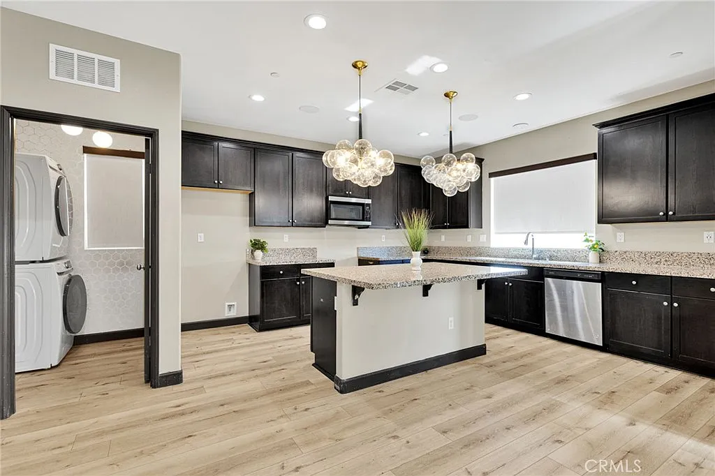 3 bed, 2.5 bath, 1841 sqft, $2,500 — Photo 3