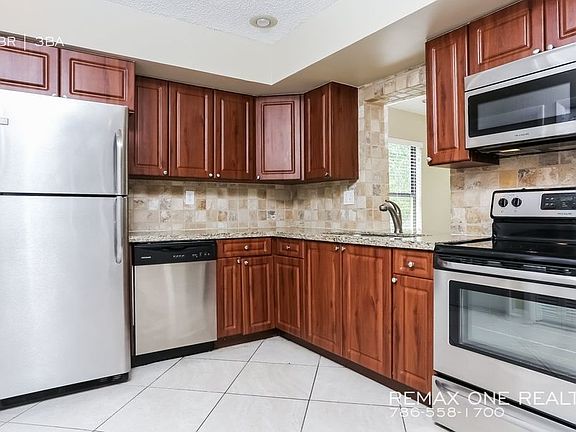 2nd image of 809 SE 16th Pl