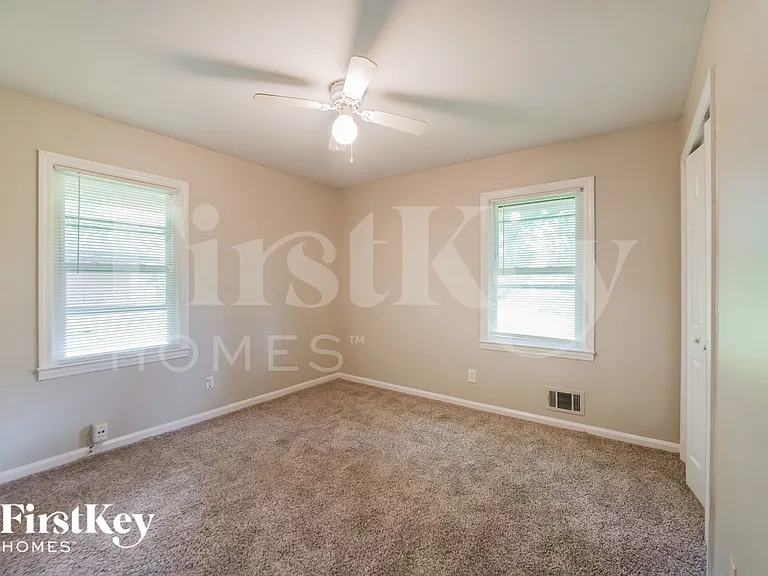 1098 Holly Cir — Photo 12