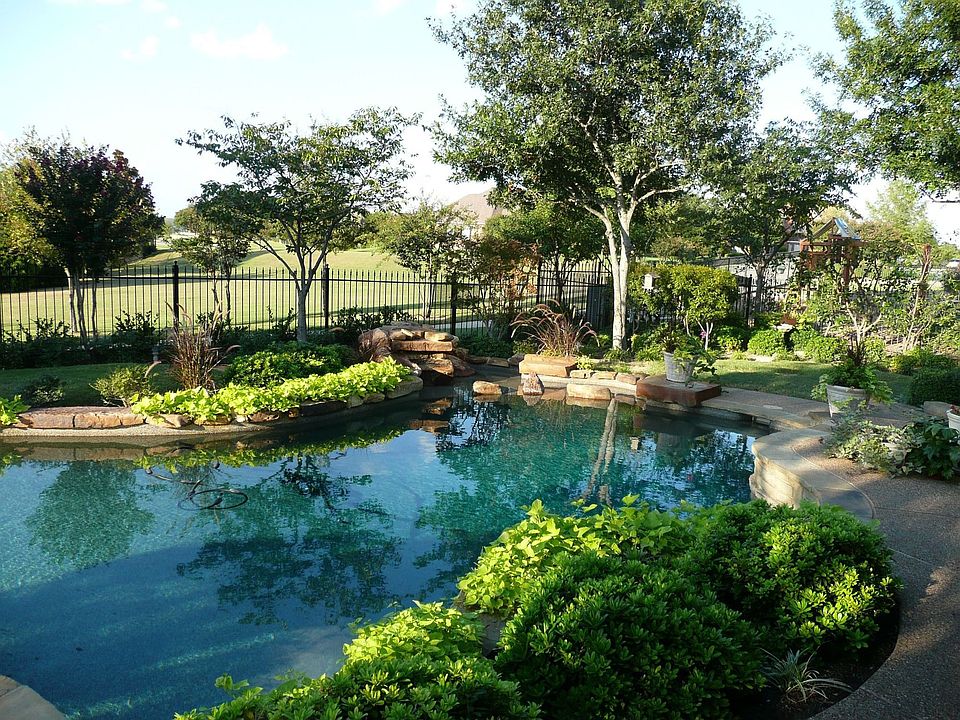 Large pool, spa, water feature.