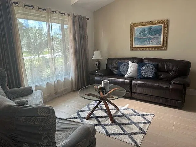 4 bed, 2.0 bath, 2104 sqft, $7,000 — Photo 4