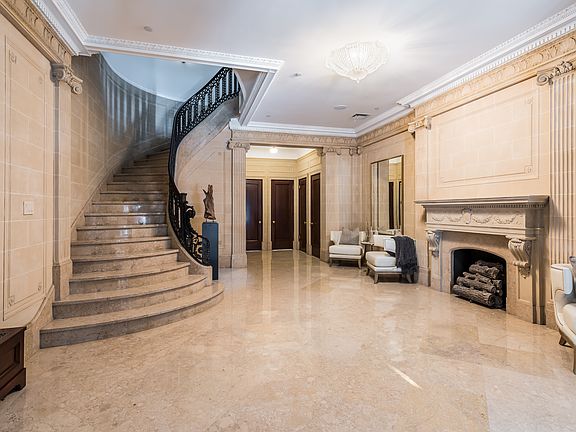 4th image of 15 W 68th St