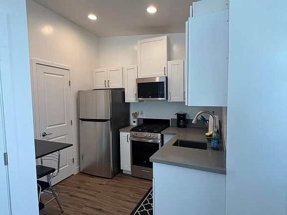 3rd image of 2649 Garnet Ave #C