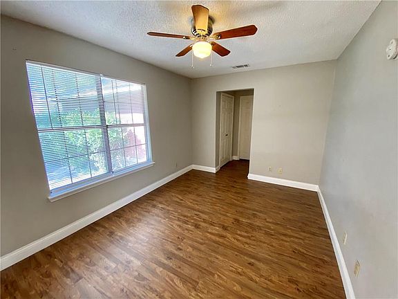 5th image of 1015 Hyridge St