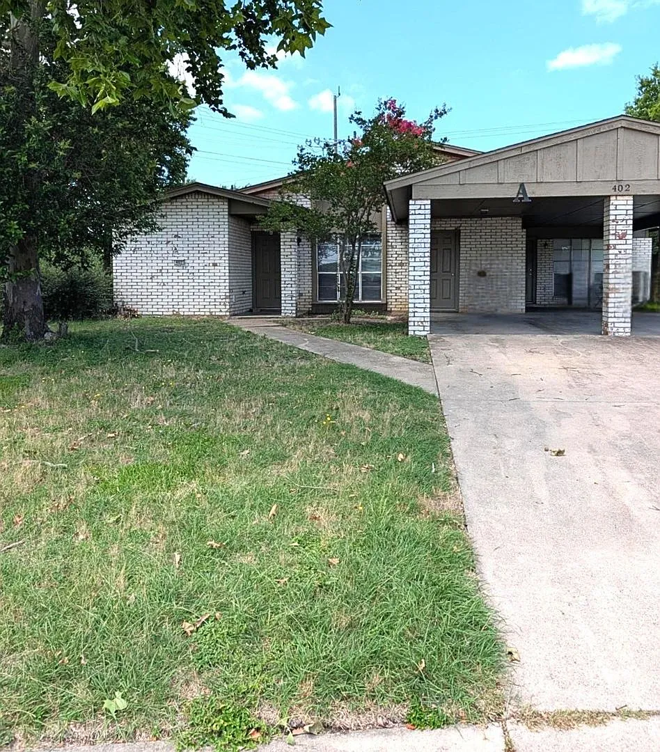 402 Skyline — Photo 1