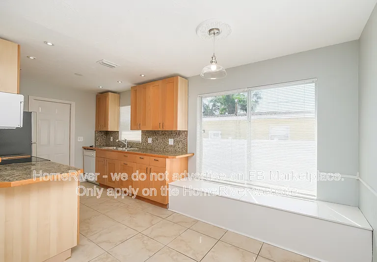 1628 Arizona Ave NE — Photo 4
