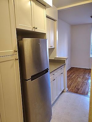 3rd image of 3135 Crescent St APT 3V