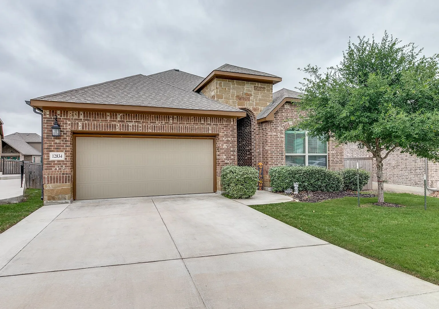 Beautiful 3-Bedroom Home In The Enclave At Weston Oaks — Photo 3
