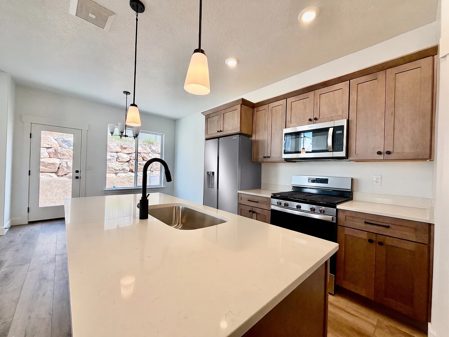 4 bed, 3.5 bath, 2321 sqft, $2,500 — Photo 1