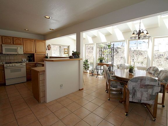 12183 Arnett Ranch kitcdining 1