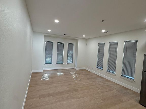 3rd image of 4137 Bay St #C