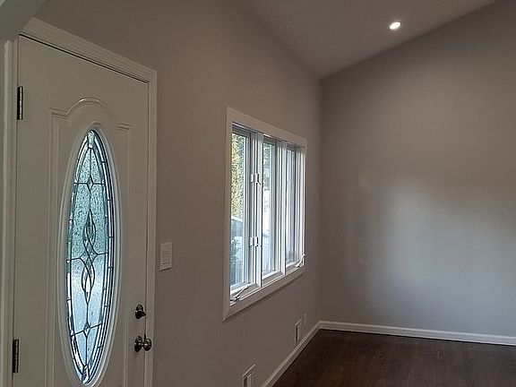 3rd image of 218 Norwood Ave