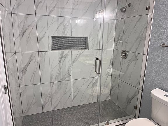 5th image of 2604 Creekview Dr